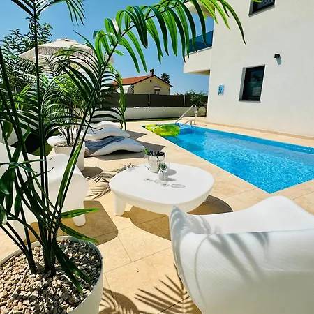 Apartment New Exclusive With Garden And Private Pool Near The Sea Porec