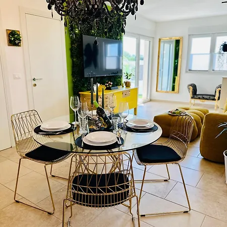 New Exclusive With Garden And Private Pool Near The Sea Apartment Porec
