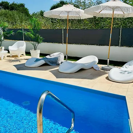 New Exclusive With Garden And Private Pool Near The Sea Apartment