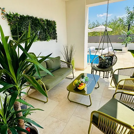 New Exclusive With Garden And Private Pool Near The Sea Apartment *