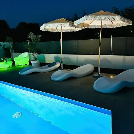 New Exclusive With Garden And Private Pool Near The Sea Apartment Porec