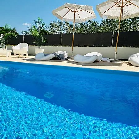 New Exclusive With Garden And Private Pool Near The Sea Porec
