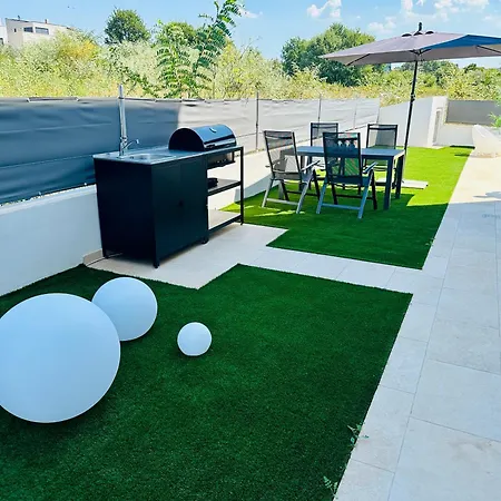 Apartment New Exclusive With Garden And Private Pool Near The Sea Porec